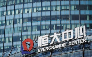 Administradores da Evergrande tentam recuperar 5,5 mil milhões de euros pagos a executivos