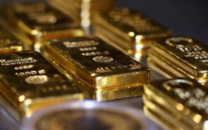 Ouro perde brilho em dia morno para os mercados