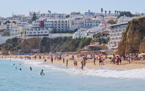 Albufeira perde 40 mil hóspedes e Lisboa estagna. Gaia é a surpresa do semestre