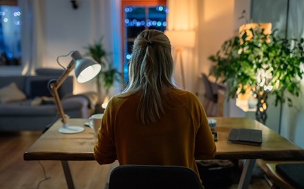 Teletrabalho resiste quase tão forte quanto na pandemia