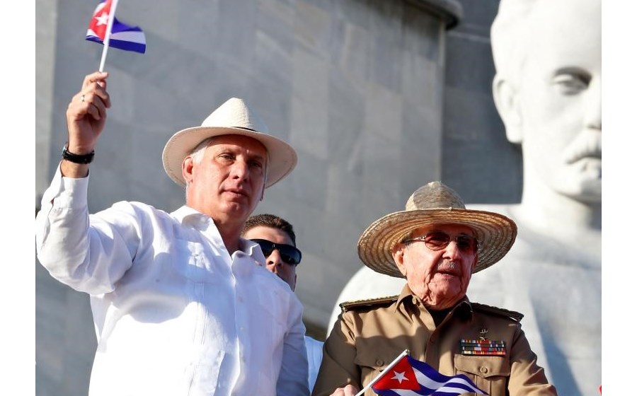 Miguel Diaz-Canel Bermudez, presidente de Cuba, e o antecessor Raúl Castro nas comemorações do dia do Trabalhador de 2019. 