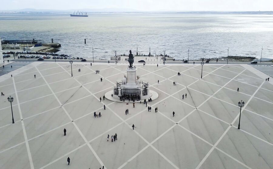 Lisboa terreiro paço praça comércio pessoas 