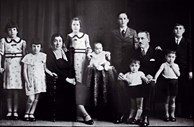 A família Amorim, em 1928: Joaquim (terceira criança, a contar da direita) posa ao lado dos seus irmãos e pais. 