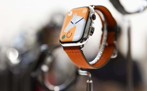 Apple suspende vendas de dois 'smartwatch' em plena época de compras de Natal nos EUA 