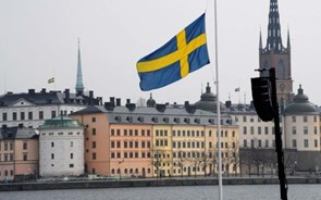Banco Central da Suécia desce taxa de juro pela primeira vez em oito anos
