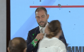 Ministro do Ambiente atacado por ativistas com tinta verde. 'Pelo menos a cor acertaram'