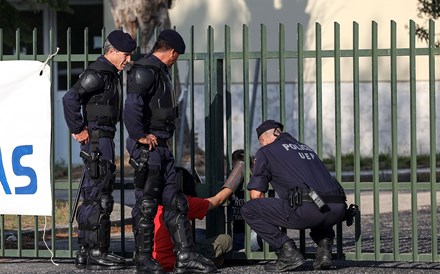 Quatro ativistas detidos após bloqueio da entrada do Conselho de Ministros. Veja as imagens