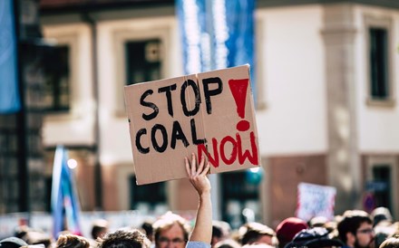 Protestos climáticos globais exigem que líderes mundiais eliminem combustíveis fósseis