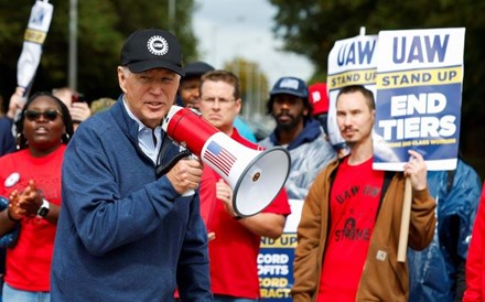 Biden junta-se a greve do setor automóvel em Detroit e apoia sindicato