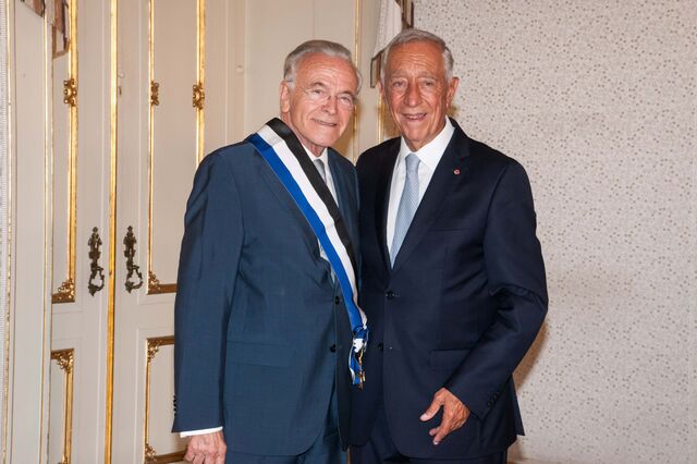 Marcelo condecora presidente da fundação 'la Caixa'