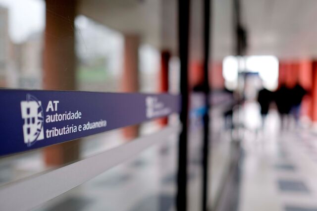 Governo quer redução do IRS a sentir-se já no salário de agosto, diz Expresso