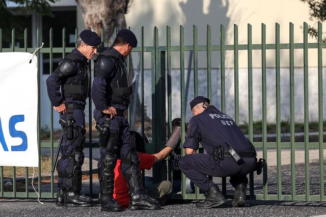 Quatro ativistas detidos após bloqueio da entrada do Conselho de Ministros. Veja as imagens