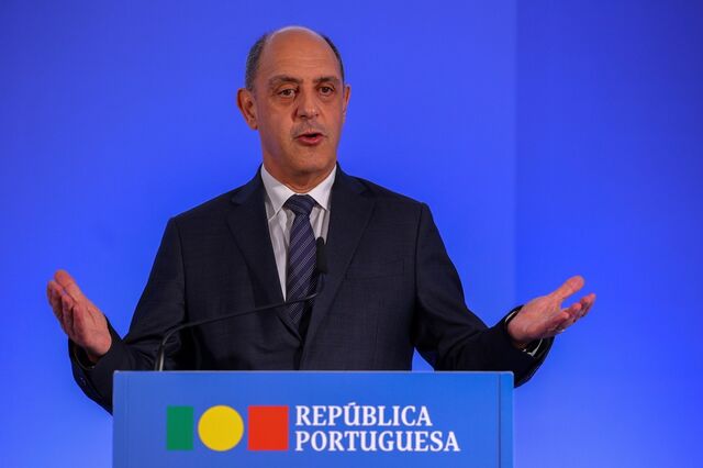 Governo dá dias de férias para manter médicos mais velhos nas urgências