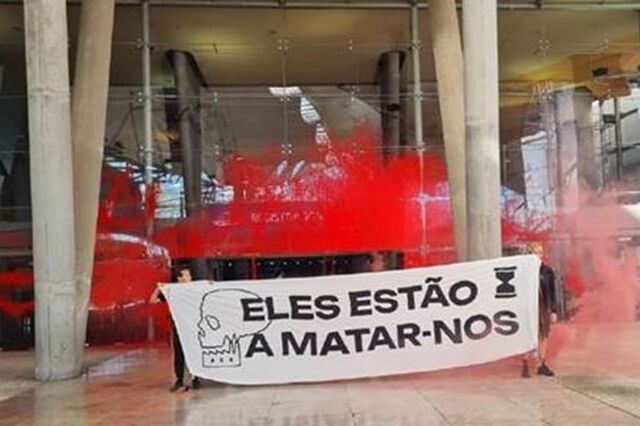 Ativistas climáticos pintaram fachada da FIL que acolhe evento sobre aviação