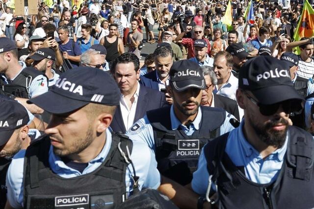 Deputados do Chega escoltados pela PSP após protestos de manifestantes pela habitação