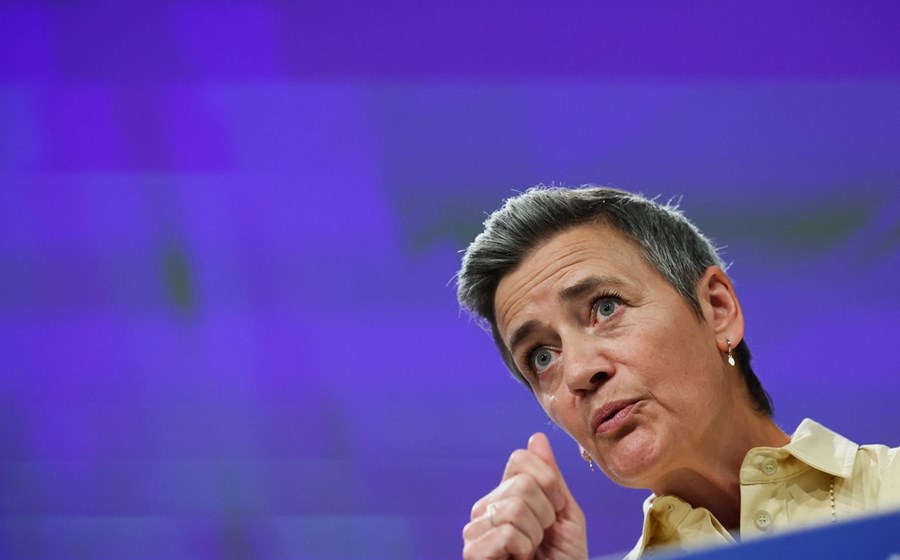 Margrethe Vestager tem a espanhola Nadia Calviño como concorrente na corrida à presidência do BEI.