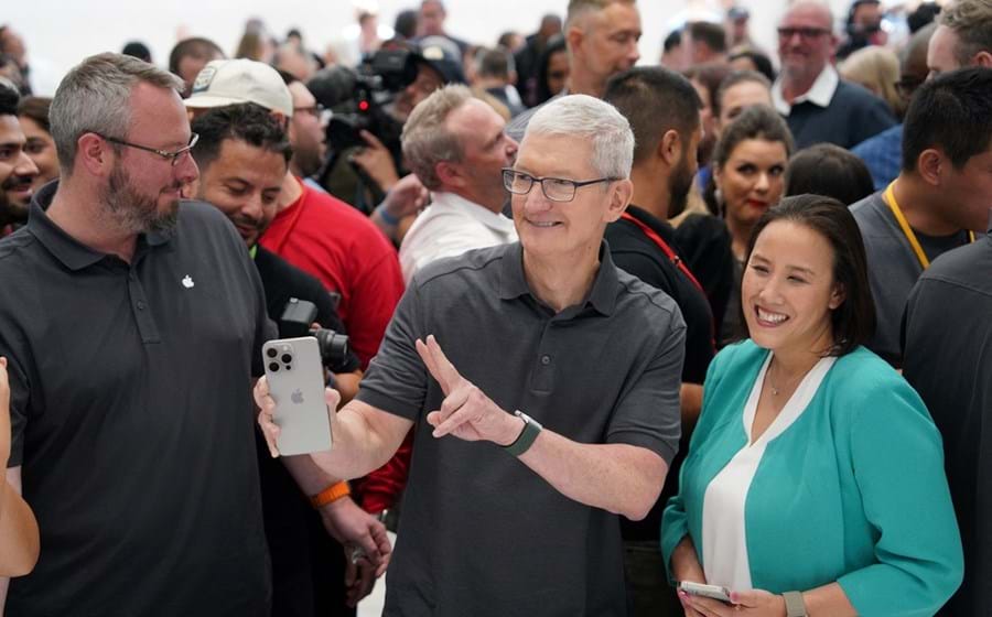 Tim Cook, o CEO da Apple, anunciou também o fim do uso de couro nas braceletes dos telemóveis.