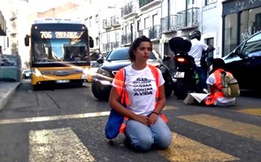 Três ativistas climáticos detidos por bloquearem Rua de São Bento em Lisboa