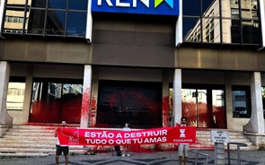 Ativistas pelo clima pintam de vermelho fachada da REN em Lisboa