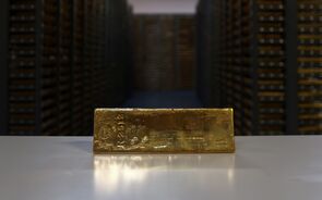 Ouro cai com foco em Powell