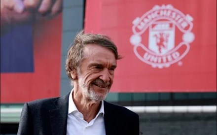 Jim Ratcliffe lidera corrida ao Manchester United. Família Glazer deve manter-se ao leme