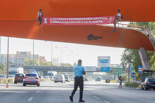 Ativistas climáticos cortam Segunda Circular em Lisboa