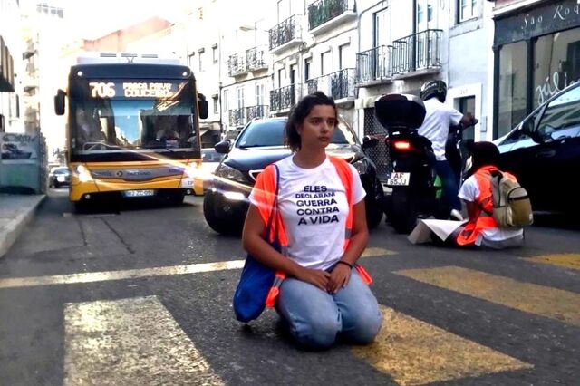 Três ativistas climáticos detidos por bloquearem Rua de São Bento em Lisboa