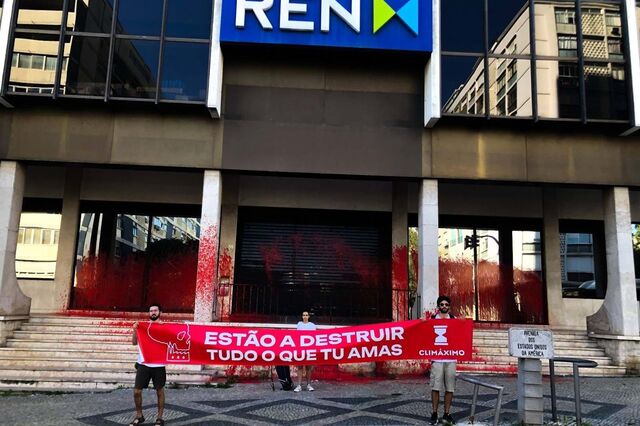 Vidro da fachada da sede da REN estilhaçado por ativistas ambientais