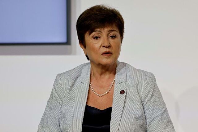 Economia mundial melhora após pandemia mas progresso é lento e desigual, diz FMI