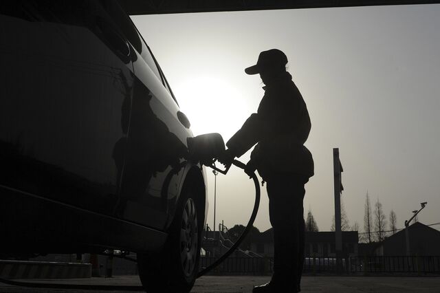 EUA: gasolina nos quatro dólares por galão pode dar vitória a Trump