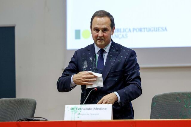 Ativistas atingem Medina com tinta. 'Tenho uma apoiante em relação à subida do IUC', diz