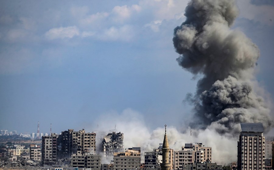 Israel está a bombardear Gaza antes de invadir o território palestiniano.