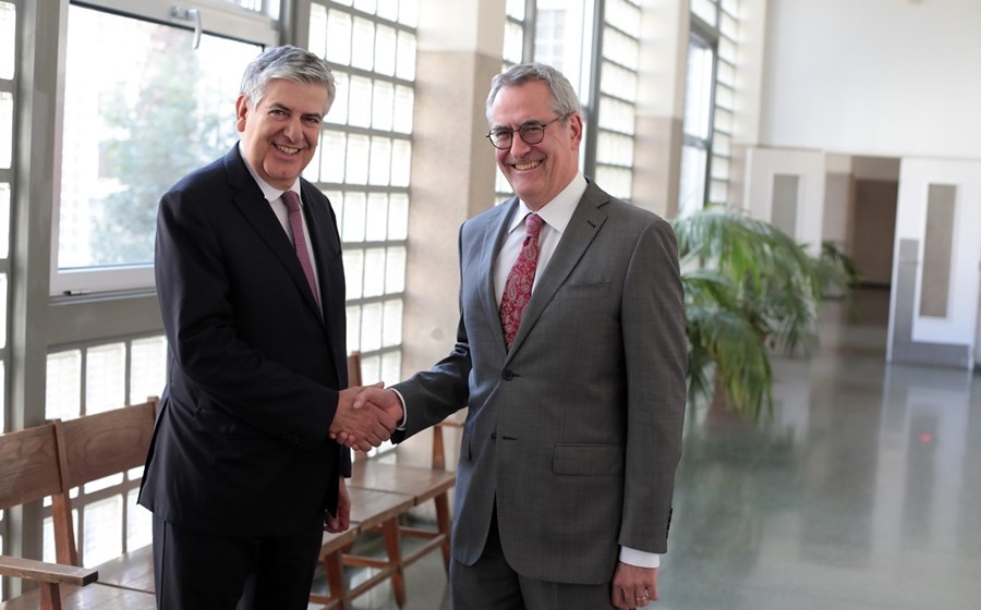 O vice-governador do Banco de Portugal, Luís Máximo dos Santos, recebeu Dominique Laboureix naquela que foi a primeira visita a Portugal desde que assumiu funções como presidente do SRB.