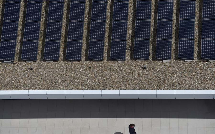 Nem sempre a instalação de painéis solares leva a um aumento da capacidade produtiva de uma empresa.