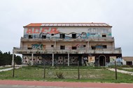 O edifício onde vai nascer a unidade hoteleira situa-se junto à margem sul da lagoa de Santo André e está abandonado há quase quatro décadas.