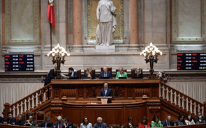 Crise política: Parlamento reúne conferência de líderes na sexta-feira após ouvir Marcelo