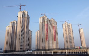 Economia chinesa com sinais mistos em novembro face a insistente crise imobiliária