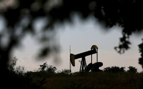 Petróleo valoriza com queda dos 'stocks' de crude nos EUA