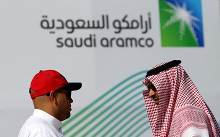 Lucros da gigante petrolífera Aramco caem 23% no 3.º trimestre do ano