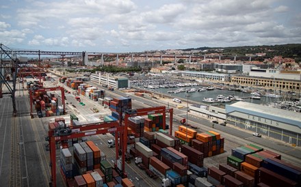 Exportações de bens aumentaram 2,3% em fevereiro. Défice comercial diminuiu 12 milhões