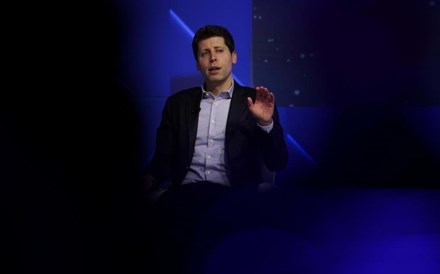 Investidores de peso tentam reintegrar Sam Altman na liderança da OpenAI