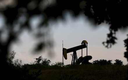 Petróleo sobe com aumento de stocks abaixo do esperado nos EUA