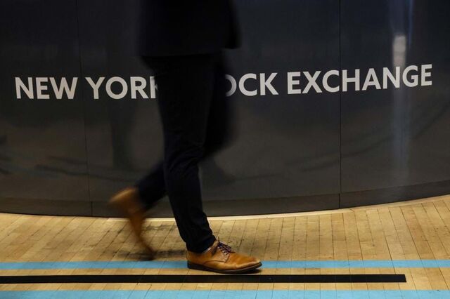 Wall Street vive dia morno e fecha mista. S&P 500 alcança quarta semana de ganhos 