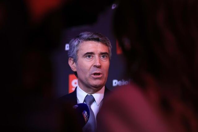 Rumo à liderança do PS, Carneiro promete estabilidade à AD