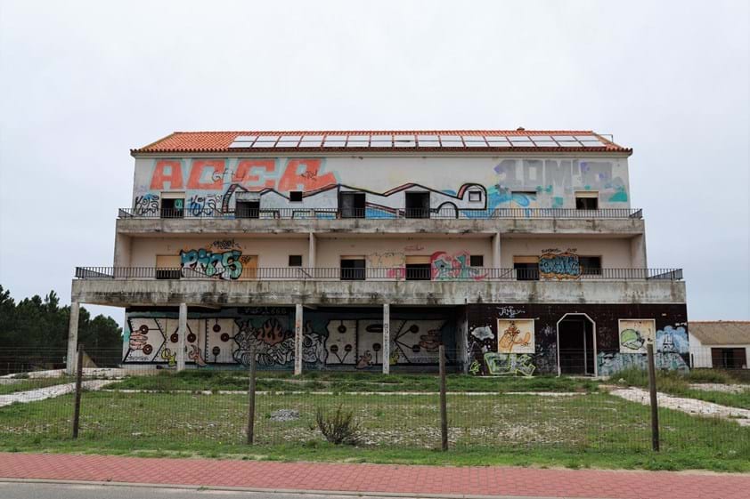 O edifício onde vai nascer a unidade hoteleira situa-se junto à margem sul da lagoa de Santo André e está abandonado há quase quatro décadas.