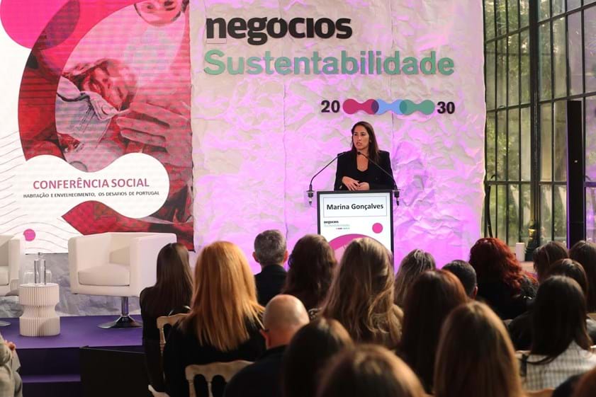 Marina Gonçalves, ministra da Habitação, fez a sua intervenção para uma sala  cheia.