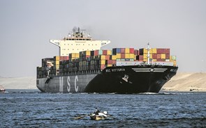 Trânsito de navios pelo Canal do Suez baixou 30% em janeiro