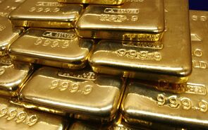 Ouro ultrapassa pela primeira vez os 2.400 dólares