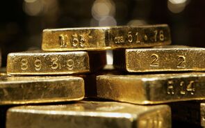 Ouro desliza mais de 1% antes de decisão da Fed