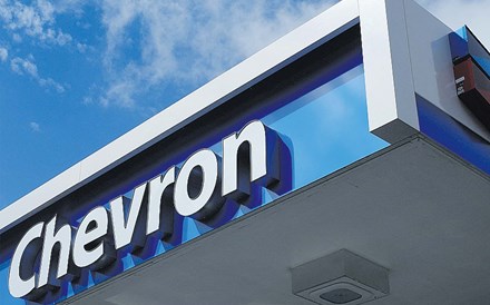 Lucro da petrolífera Chevron em 2024 cai 17% para 16.955 milhões